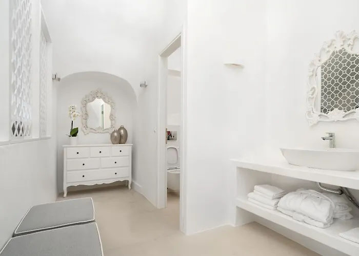 Elite Santorini 5 Bedroom Private Pool & Beautiful Sea Views *