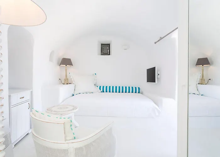 Elite Santorini 5 Bedroom Private Pool & Beautiful Sea Views *