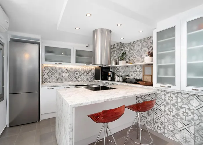 Elite Santorini 5 Bedroom Private Pool & Beautiful Sea Views Pýrgos